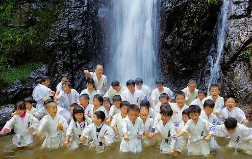 子ども達と滝行